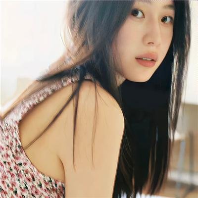 照片中的女孩